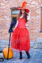 Ведьмочка Сабрина в красном платье и шляпе